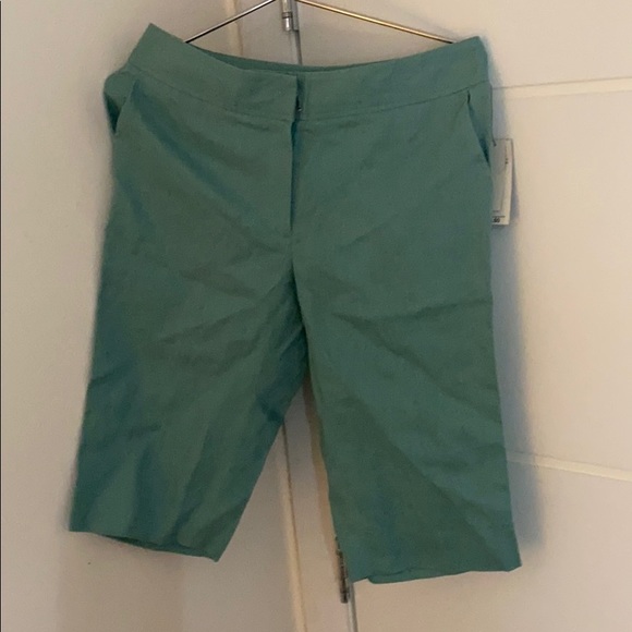 Women’s Short - Picture 1 of 6